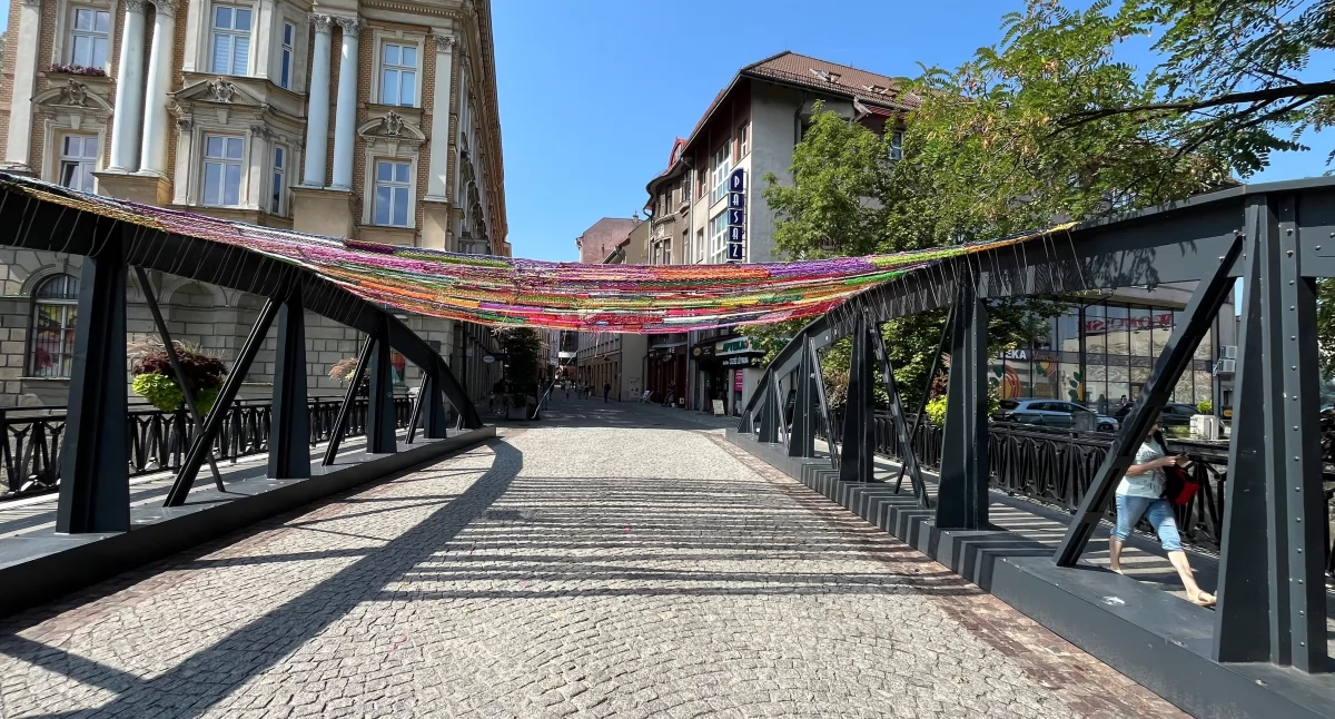 Atrakcje, Makramowy mostem Ulicy Listopada Artystyczna Instalacja Bielsk Białej - zdjęcie, fotografia