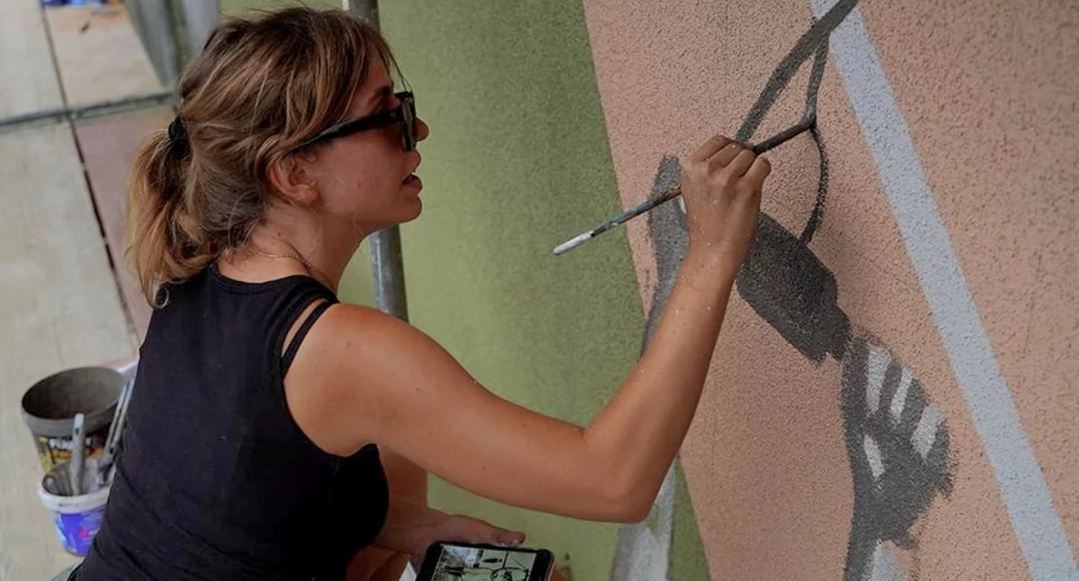Atrakcje, mural Kocia Kołyska ozdobił ścianę kamienicy ulicy Przekopi - zdjęcie, fotografia