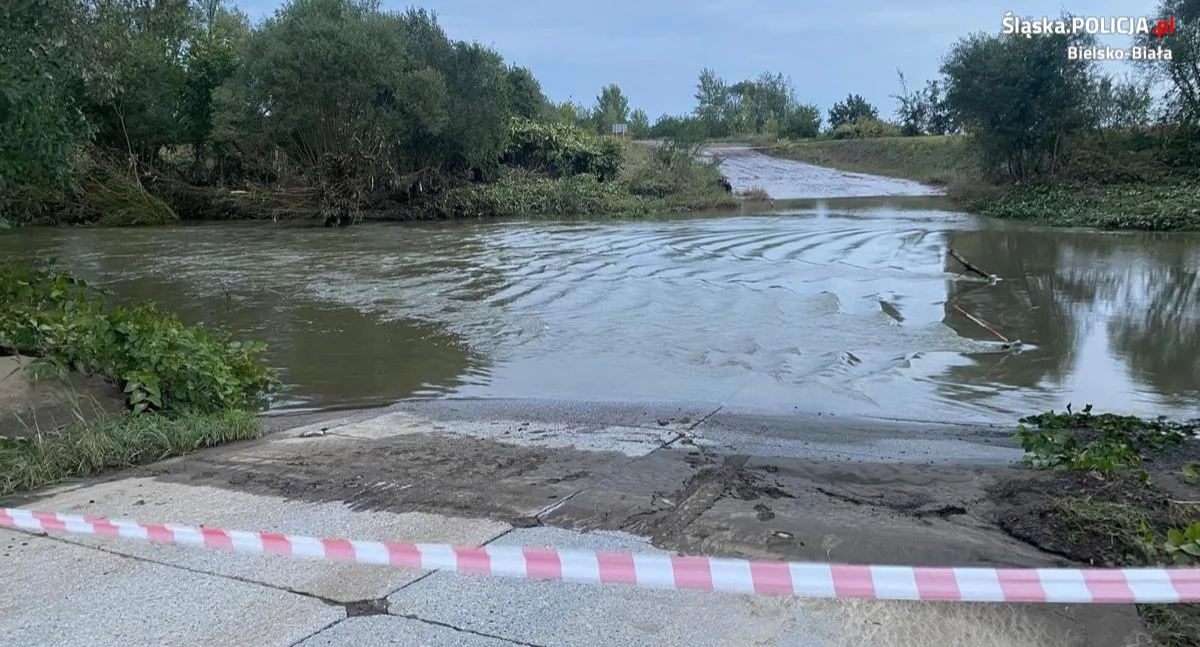 Policja, Młody kierowca ostatniej chwili uratował zatopionego samochodu - zdjęcie, fotografia