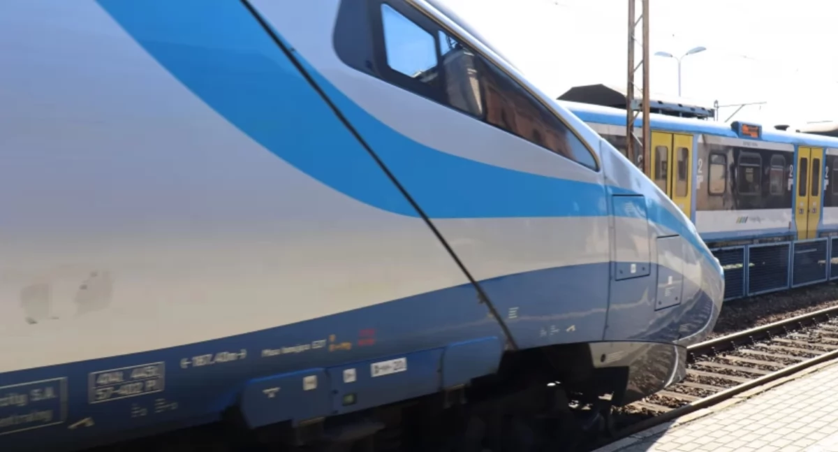 Komunikacja, Pendolino pasażerów biletem Kolei Śląskich - zdjęcie, fotografia