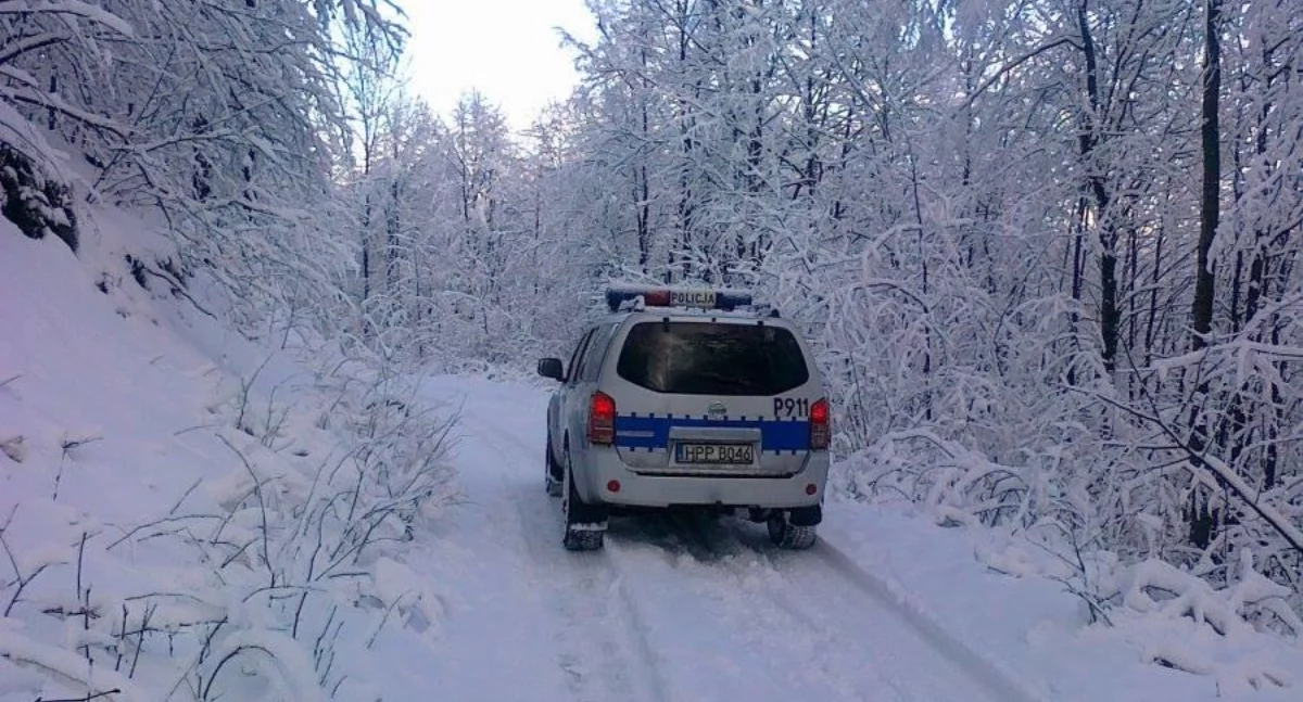 Policja, Mężczyzna odnaleziony przez policjantów zaspie śnieżnej - zdjęcie, fotografia