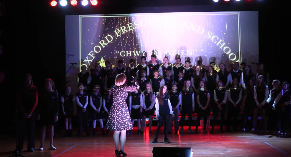 Koncerty, Oxford Primary School śpiewa WOŚP Pomoc - zdjęcie, fotografia