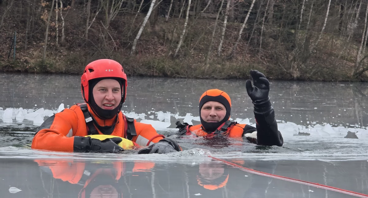 Straż pożarna, Bielscy Strażacy ćwiczyli ratownictwo lodowe - zdjęcie, fotografia