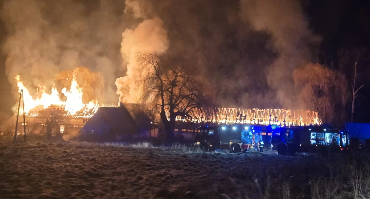 Straż pożarna, Pożar Bielowicku Palił owiany złą sławą budynek - zdjęcie, fotografia