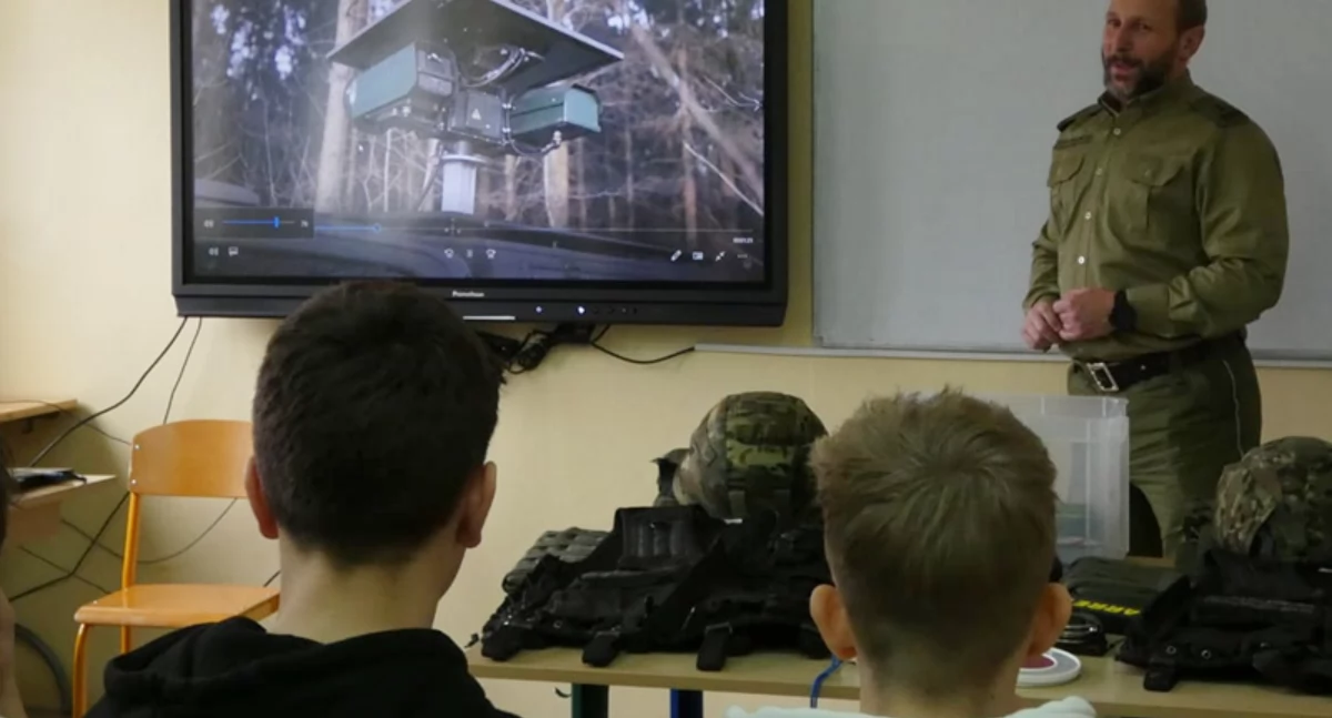 Nauka i edukacja, Straż Graniczna promuje służbę bielskich szkołach - zdjęcie, fotografia