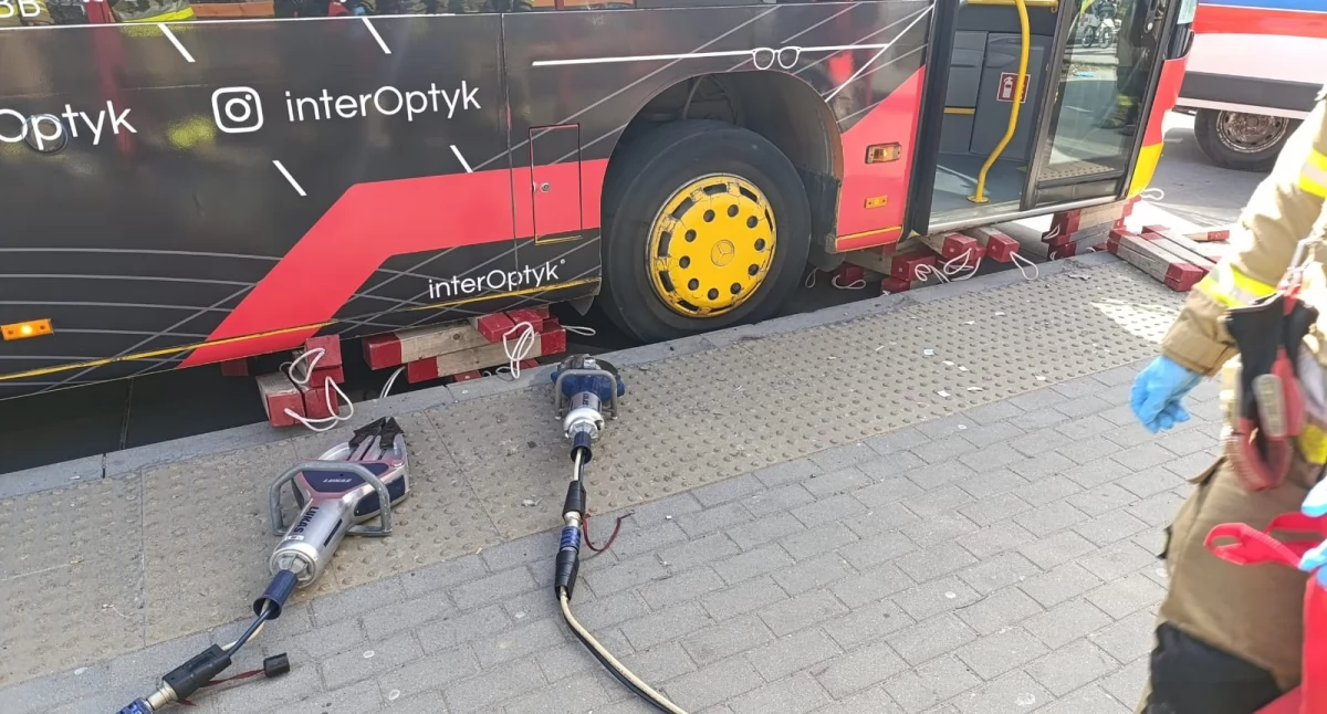Na ratunek, Dramatyczna akcja ratunkowa ulicy Cieszyńskiej Mężczyzna zakleszczył rękę nadkolu autobusu - zdjęcie, fotografia