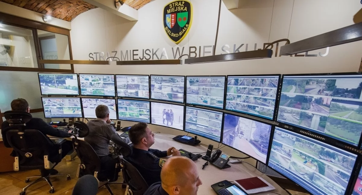 Policja, Wandal zatrzymany gorącym uczynku Zniszczył siłownię plenerową próbował ucieczki - zdjęcie, fotografia