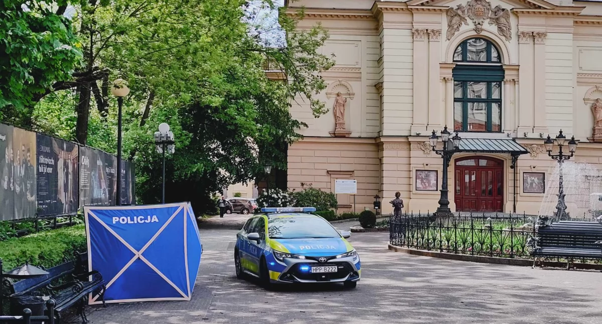 Policja, Mężczyzna zmarł ławce Teatrze Polskim - zdjęcie, fotografia