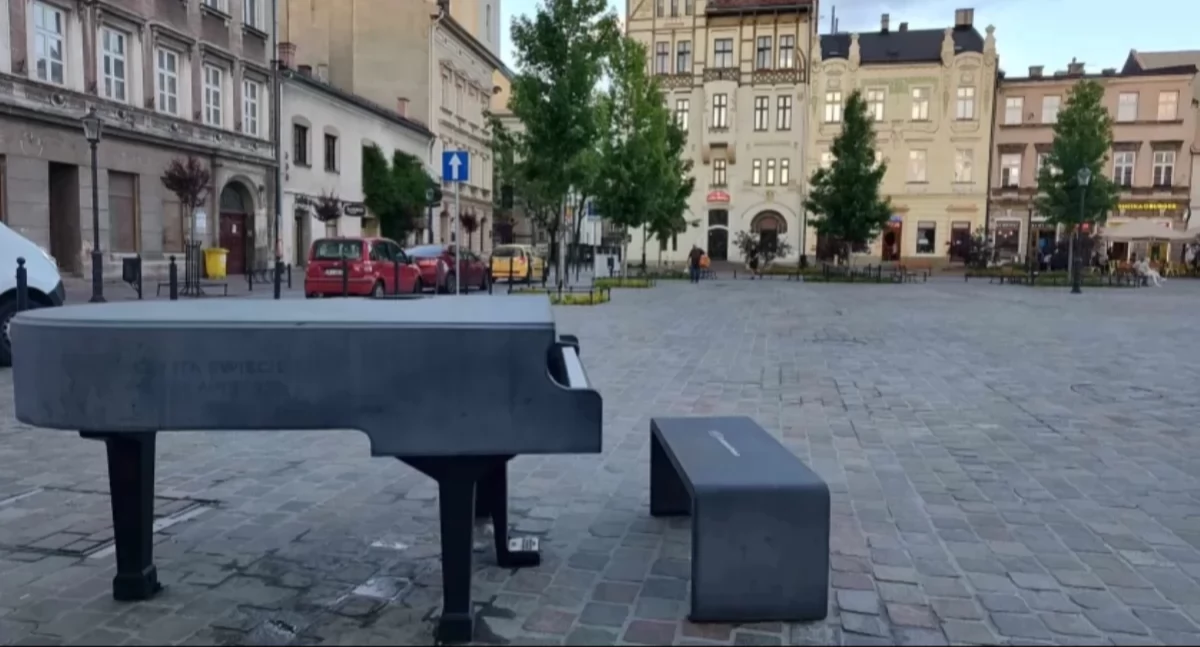 Fakty, Fortepian presją instrument zniknie Placu Wojska Polskiego - zdjęcie, fotografia