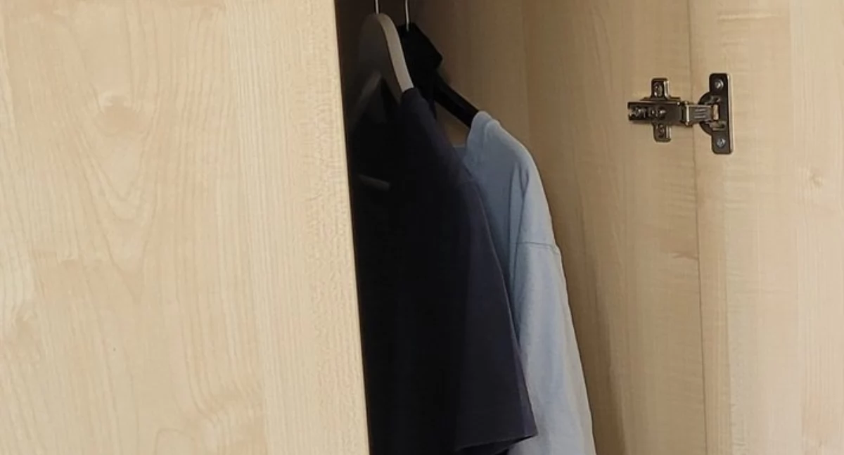 Policja, Poszukiwany mężczyzna ukrył szafie - zdjęcie, fotografia