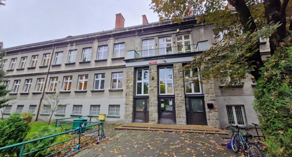 Nauka i edukacja, Mieszkańcy centrum Bielska Białej wystosowali petycję przeciwko likwidacji szkoły Broniewskiego - zdjęcie, fotografia