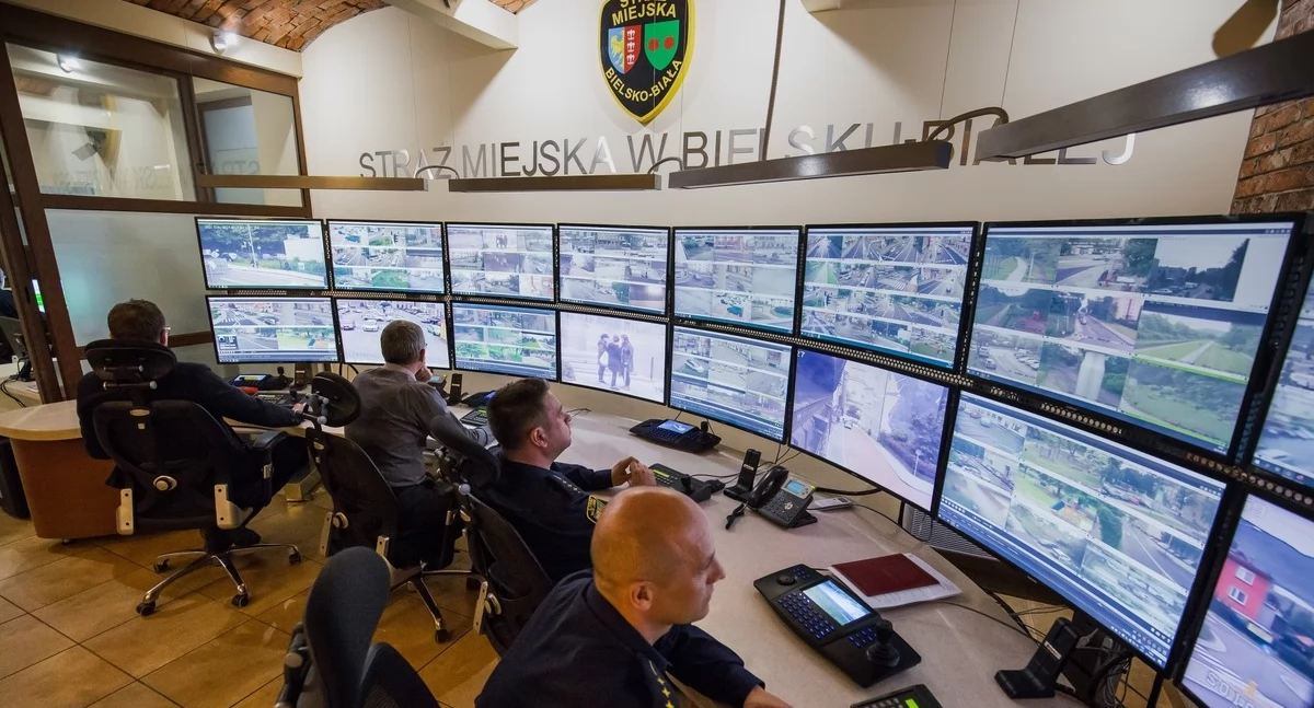 Policja, Bielsko Biała zatrzymano sprawcę wandalizmu dzięki monitoringowi miejskiemu - zdjęcie, fotografia