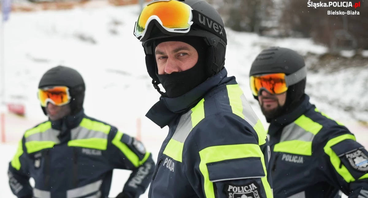Policja, Policjanci czuwają bezpieczeństwem beskidzkich stokach trakcie zimowego sezonu - zdjęcie, fotografia