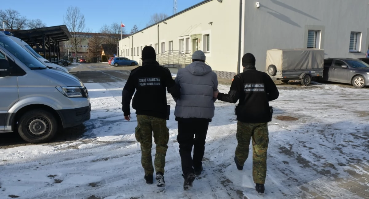 Policja, Kolejne decyzje deportacyjne Funkcjonariusze Bielska‑Białej odstawili dwóch mężczyzn granicy - zdjęcie, fotografia