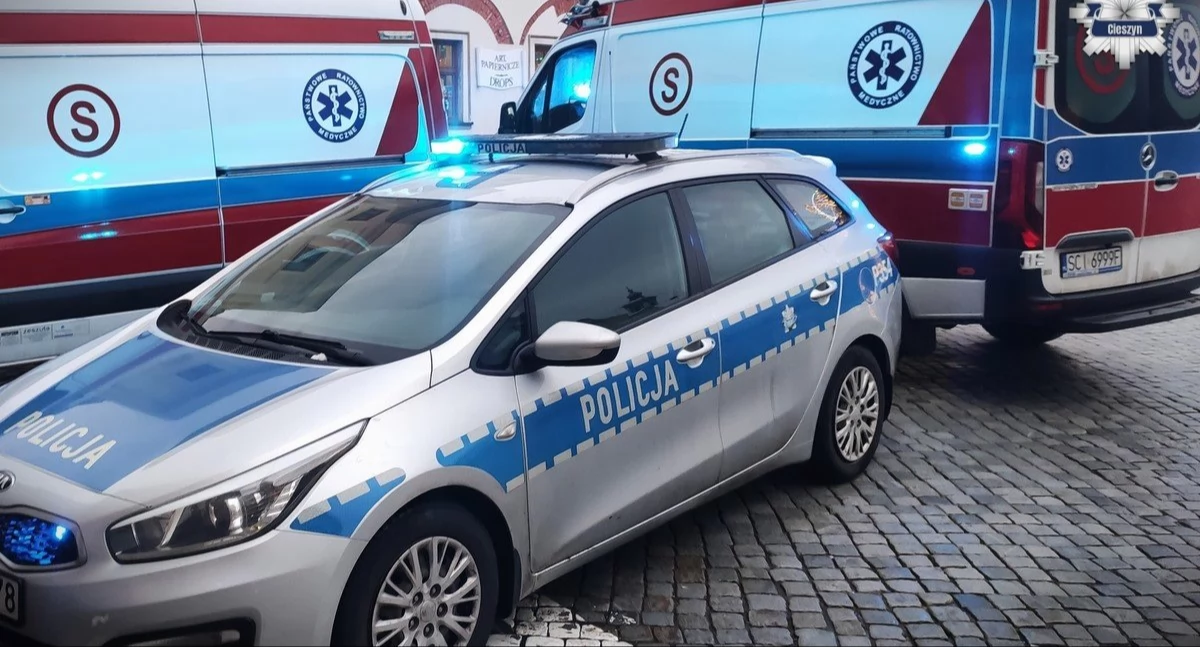 Policja, Agresywny 56‑latek zaatakował ratownika medycznego Usłyszał zarzuty - zdjęcie, fotografia