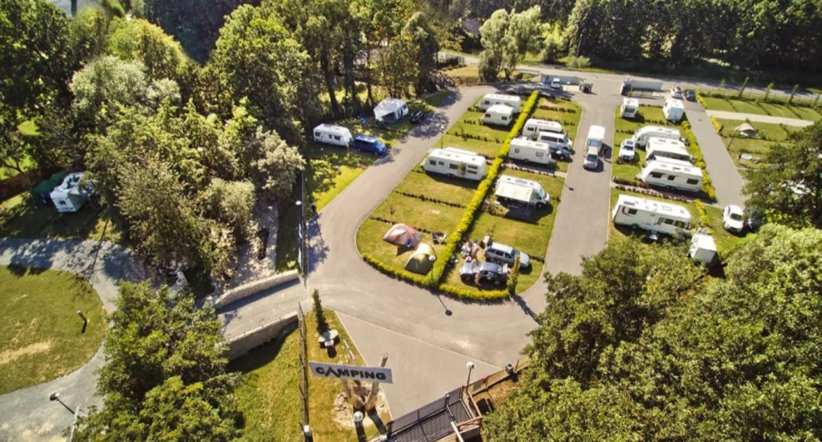 Podróże, Najlepszy camping Małopolsce Odkryj standard premium dostępem basenów jeziora - zdjęcie, fotografia