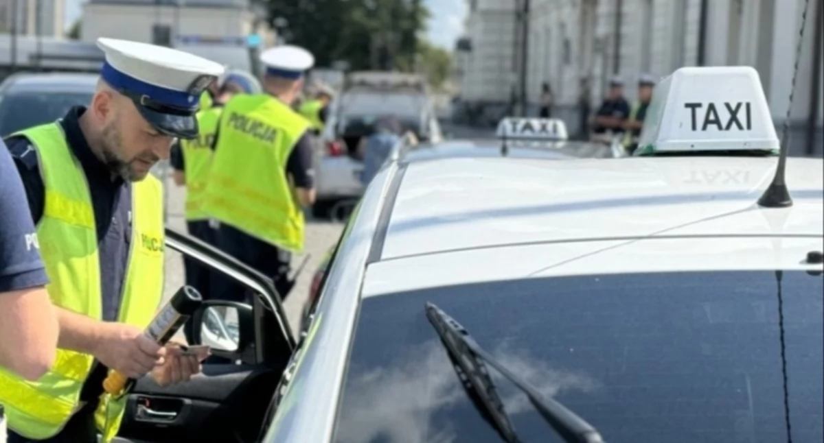 Policja, Policja ustaliła kierowcę taksówki jadącej prąd aleją Andersa 33‑latek ukarany - zdjęcie, fotografia