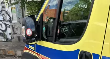 Ratownicy medyczni wracający od pacjenta do ambulansu na lusterku zobaczyli nalepkę karnego ....