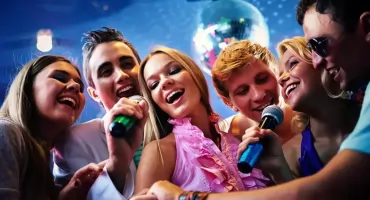 Karaoke pod gwiazdami w Cavatina Hall. Wieczór pełen muzyki i dobrej zabawy