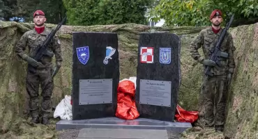 Uroczyste odsłonięcie tablic ku czci spadochroniarzy i lotników