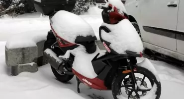 Jechał na motorowerze w zimowych warunkach – miał sądowy zakaz prowadzenia pojazdów