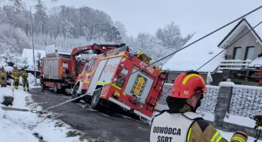 Bielscy strażacy pomagali w powiecie cieszyńskim. Wyciągali z rowu wóz OSP Hażlach