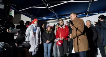 Tłumy kibiców i uroczyste powitanie potrójnego medalisty olimpijskiego Kacpra Tomasiaka w Bielsku‑Białej i w Bystrej