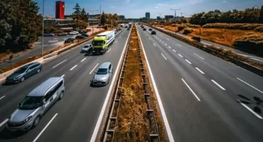 Bielska policja przypomina: lewy pas nie służy do jazdy na stałe