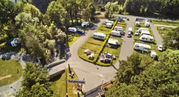 Najlepszy camping w Małopolsce? Odkryj standard premium z dostępem do basenów i jeziora