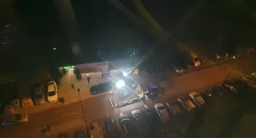 Pożar na dachu bloku przy ul. Podgórze. Szybka akcja strażaków zapobiegła tragedii