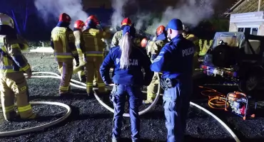 Pożar samochodu elektrycznego na ul. Czorsztyńskiej. Akcja gaśnicza trwała całą noc