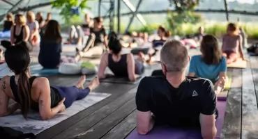 Joga na dachu Cavatina Hall